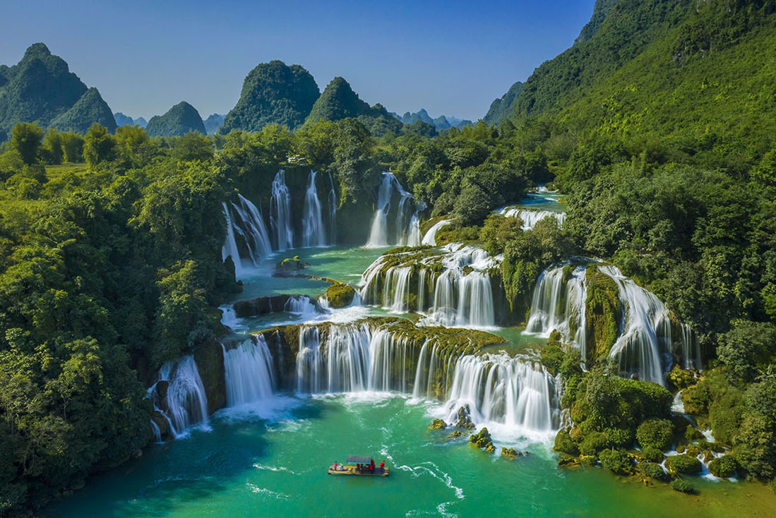 Discovering the impressive beauty of Ban Gioc waterfall in Vietnam