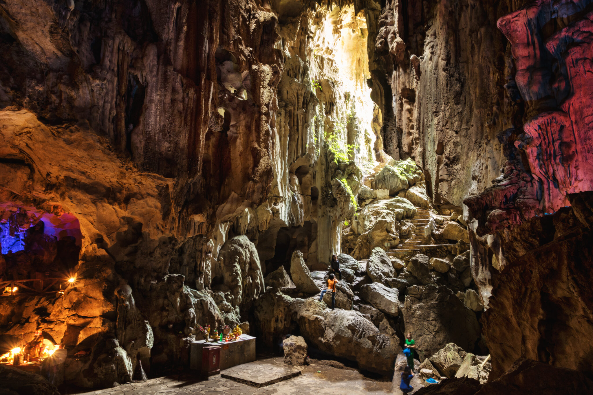 Watching the thousand-year natural beauty of Tam Thanh Grotto